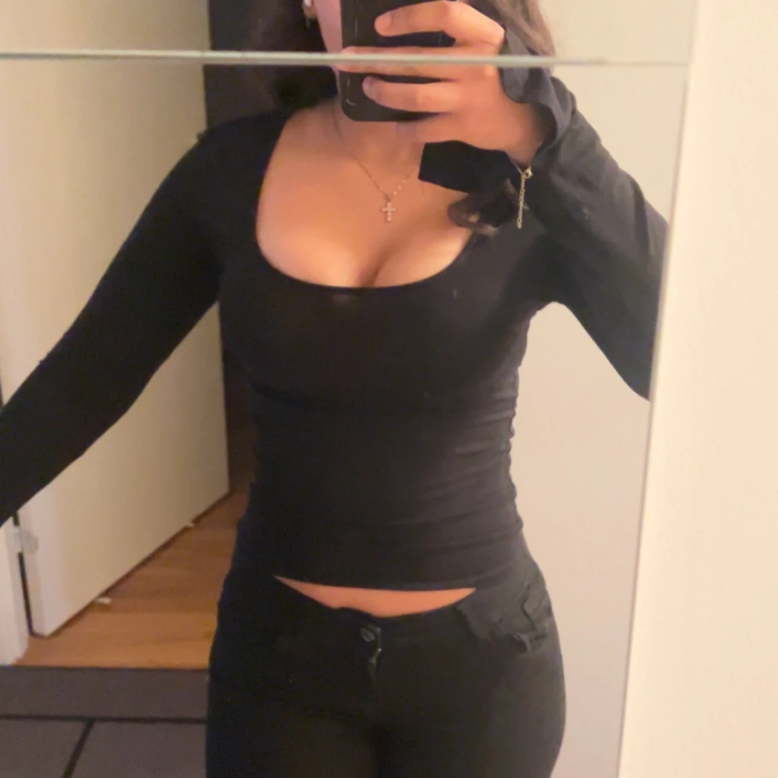 Svart croppad långärmad topp - 1