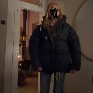 Svart pufferjacka från Fjällräven - Säljer en svart pufferjacka från fjällräven, använd fåtal gånger och är i topp skick, säljer pga att jag inte använt den så mycket! 