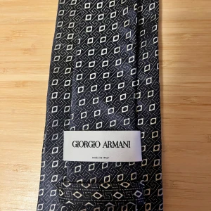 Slips Giorgio Armani - Snygg mörkblå slips från Giorgio Armani 