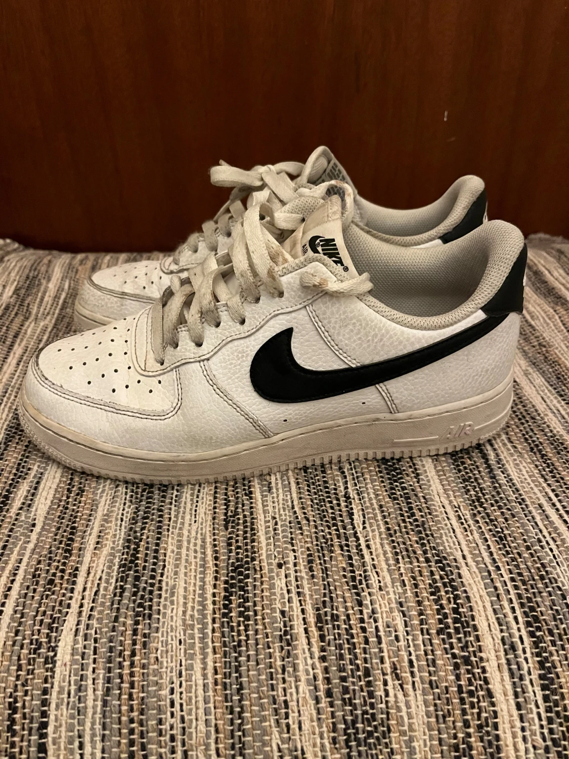 Nike Air Force 1 vita och svarta sneakers - 2