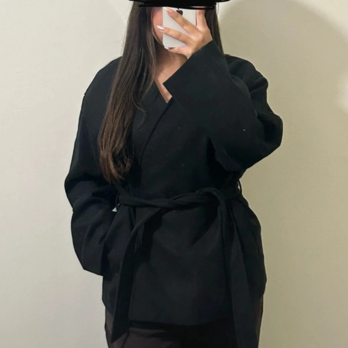 Svart Zina kappa med bälte från Bik Bok (strl S)