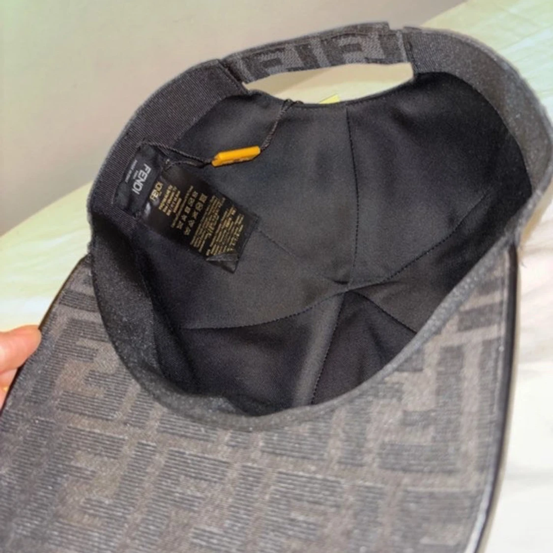 Svart keps med logomönster - 2