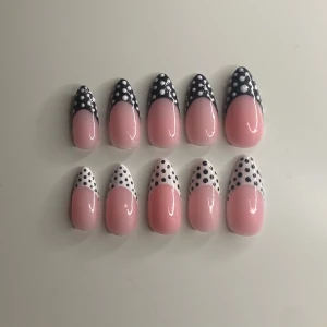 Press on nails - Handgjorda gelé naglar 💅 . Klisterlappar, fil, pusher, förvaringsask, nagelolja och desinfektions lappar följer med!☺️