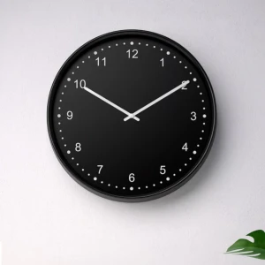  Väggklocka  - Modern rund väggklocka från IKEA med svart urtavla och vita siffror samt visare. Klockan har en enkel design med tydliga markeringar och en diskret ram i svart plast. Djup: 6 cm Diameter: 38 cm 