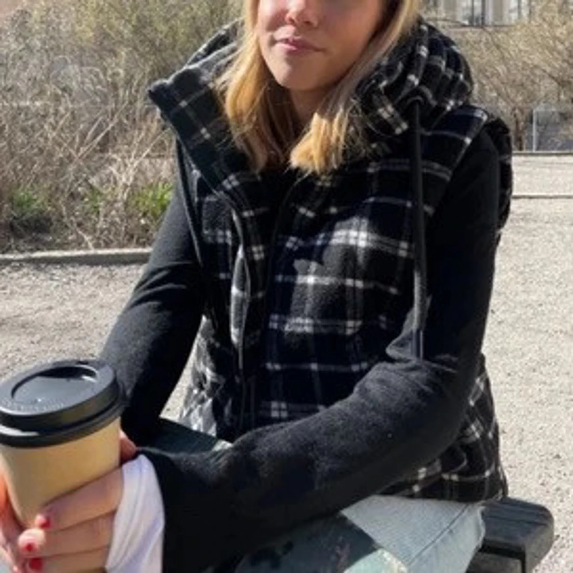 Svartvit rutig dunväst med huva - 1