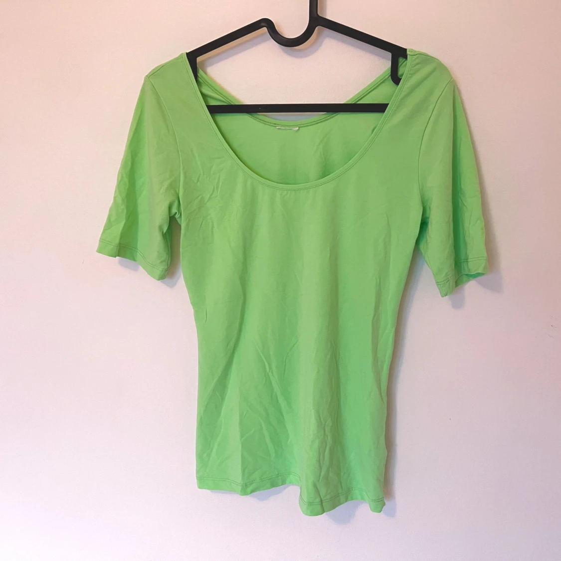 Grön topp med rund hals från Gina Tricot