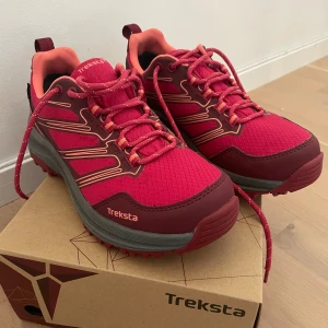 Vandringsskor Treksta Gore-Tex - Vinröda sneakers från Treksta med Gore-Tex för vattentäthet. Perfekta för aktiva dagar utomhus.
