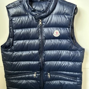 Moncler väst - Riktig fint skick fick den i födelsedagen å jag säljer den för att den börjar bli för liten för mig. Den är som ny inga defekter eller något, känns som storlek xs-s men det står att det är storlek 1