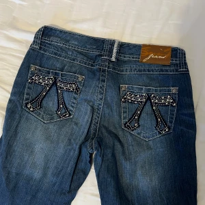 jeans med bling - Supersnygga jeans från 7seven med bling på båda bakfickorna! Dom är i superbra skick. Mått finns om så önskas.
