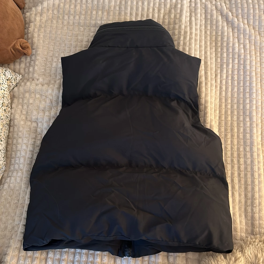 Svart dunväst med hög krage - 1