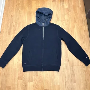 Stickad cardigan  - Riktigt snygg stickad cardigan ifrån Tommy Hilfiger perfekt inför det kallare dagarna. Storlek L kan passa mindre, inga defekter förekommer. För mer frågor eller funderingar är det bara att höra av sig!