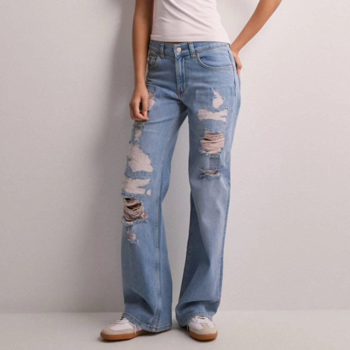 Ljusblå ripped jeans