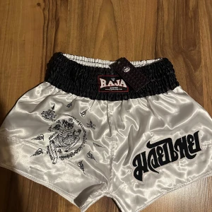 Raja Boxing vita Muay Thai shorts - Helt nya, prislappen sitter kvar. Storlek M
