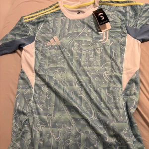 Juventus tröja storlek s - Jag säljer en Juventus tröja helt ny blå med tags 
