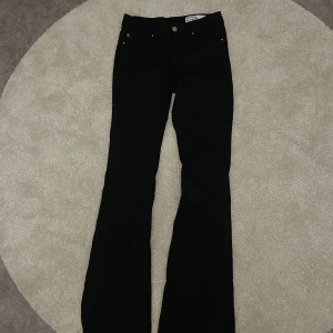 Svarta bootcut jeans från Vero Moda - Svarta jeans från Vero Moda. bootcut-ben och låg i midjan. Inte använda endast testade. Storlek 38