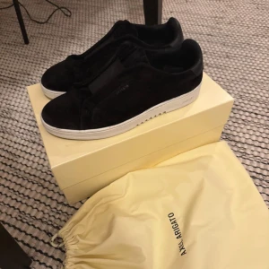 Axel Arigato Dice Laceless Sneaker svart - Axel Arigato Dice Laceless Sneaker svart i storlek 44.