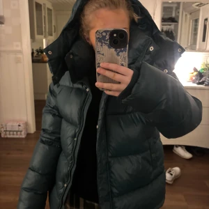 Grön bikbok jacka  - Säljer denna eftertraktade jacka i nyskick! Skriv privat för egna bilder💗pris är diskuterbart!