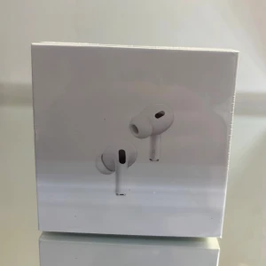 AirPods Pro 2 (USB-C) - Rimliga Prisförslag - Hej!  Jag säljer ett par helt nya hörlurar, oöppnade. Serienummer: JN9NX2F6M1, se även bild 2-3 för serienummer och Apple Garanti. Fick dem i present men har redan ett par, så dessa behöver jag inte. Nypris 2600 kr – Tar emot rimliga prisförslag.  Möts på offentlig plats för trygg affär, kan även fraktas! Hör av dig vid intresse