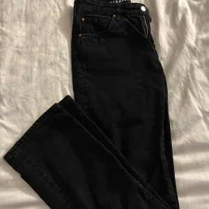 Lågmidjade jeans  - Lågmidjade straight jeans använd 1 gång. 