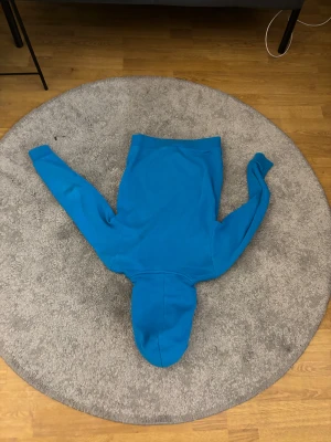 Peak performance hoodie Barn - En fin hoodie i storleken 150 barn som jag hittat i min garderob som jag vill bli av med, inga hål eller andra defekter. Hör av dig vi frågor!