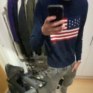 Ralph lauren tröja med USA flagga - Säljer en tvär fet Ralph lauren tröja med en unik USA flagga. Storleken är M men passar mer som Storlek S och längd på den är 58 cm. Tvär fet och trendig. Vid fler frågor och funderingar är det bara att höra av sig