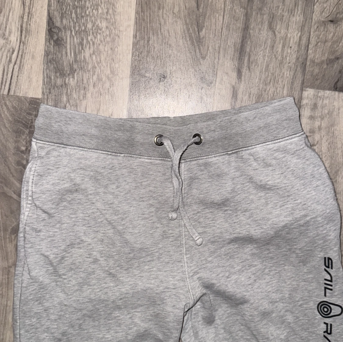 Grå mjukisbyxor från Sail Racing - 2