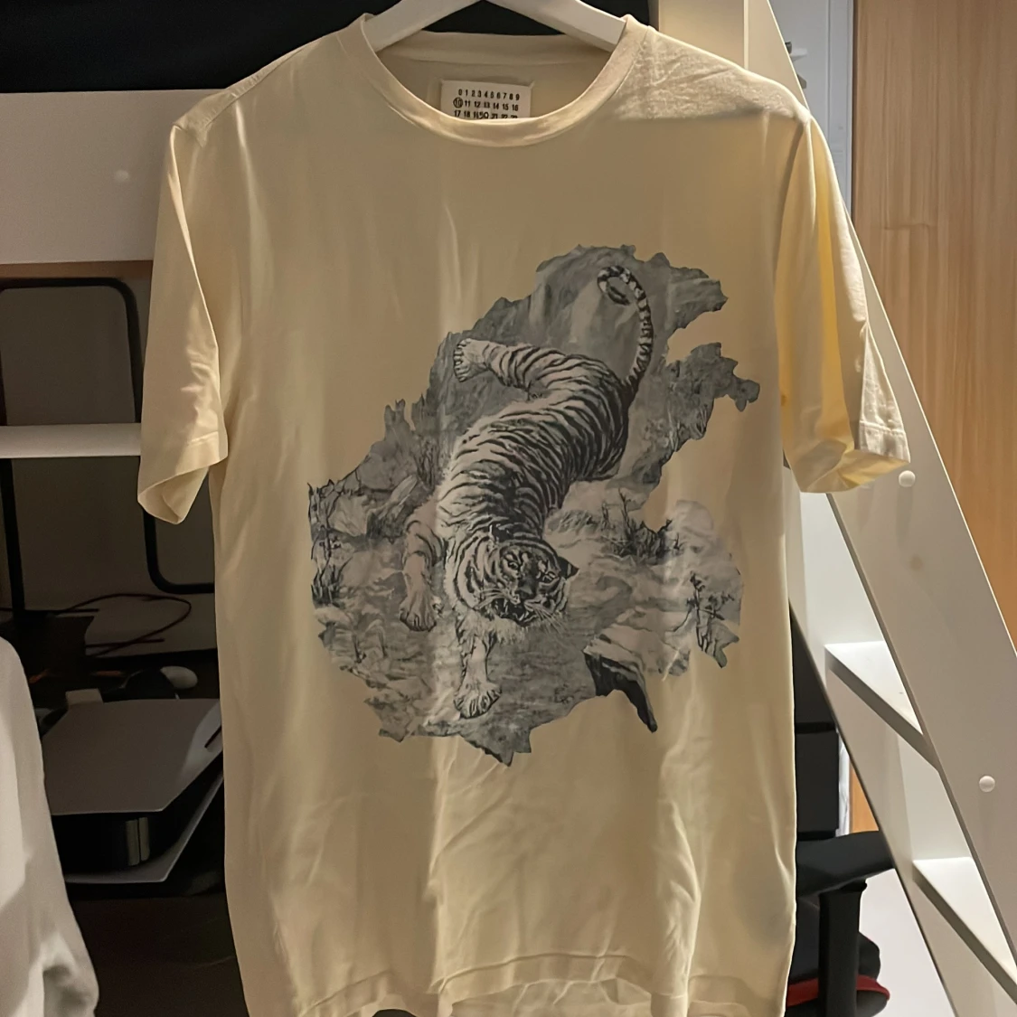 Beige t-shirt med tigertryck Maison Margiela