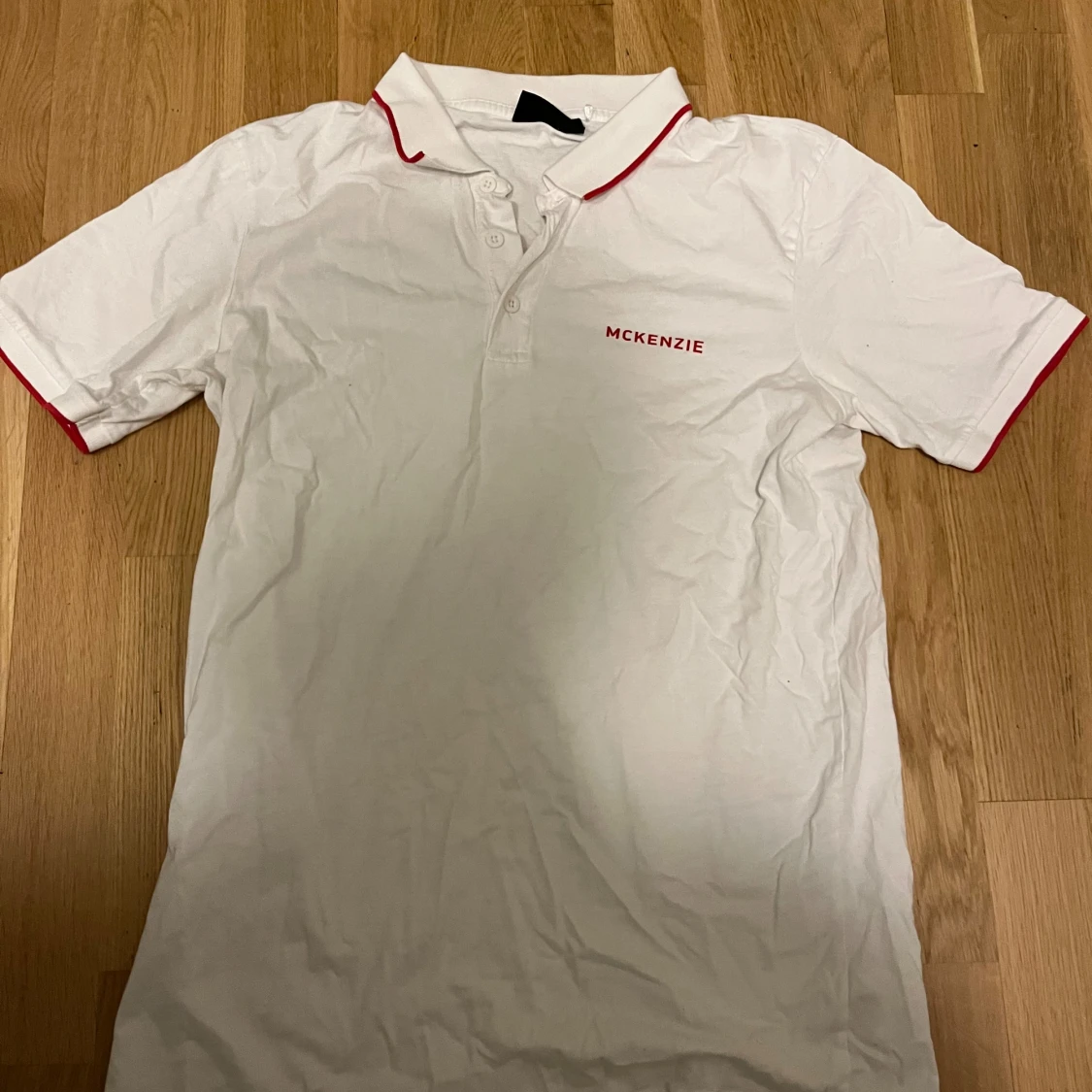 Vit pikétröja från McKenzie, M
