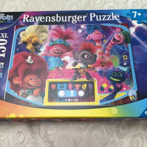 Ravensburger Puzzle Trolls World Tour - Färgglatt pussel med karaktärer från Trolls World Tour! Perfekt för dig som gillar musik, glädje och utmaningar. Passar från 7 år och uppåt. 