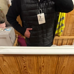 Svart quiltad pufferjacka Moncler L - Jackan är helt ny. Aldrig använd. Hör gärna av dig vid funderingar☺️