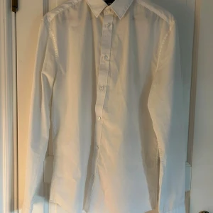 Vit skjorta  - Säljer en snygg skjorta från HM i mycket bra skick. Skjortan är i storlek M och kan vara din för endast 149!