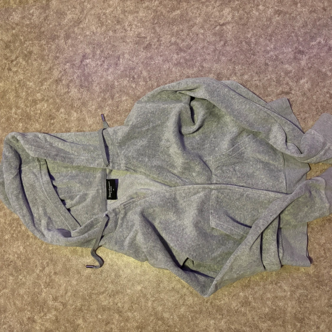 Gråa juicy couture byxor - 4