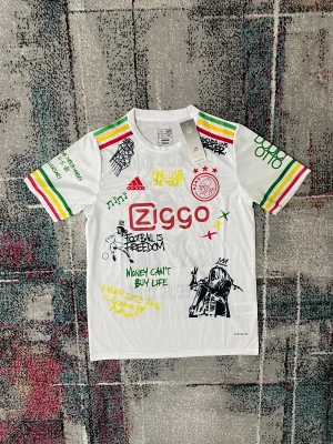 Ajax X bob marly tröja - Säljer denna riktigt snygga tröjan för ett riktigt bra pris! Skriv till om ni är intresserade eller har några funderingar kring tröjan