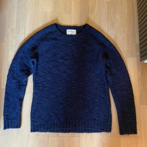 These Glory Days marinblå stickad tröja  - Riktigt fet tröja som tyvärr är för stor för mig. Fint skick , nypris ~1500. Hör av er vid frågor eller för mer bilder!