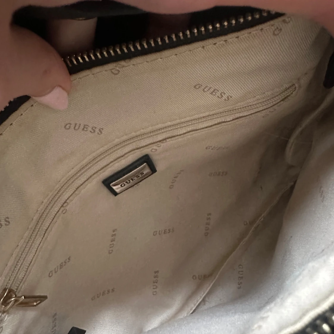 Svart väska från Guess - 4