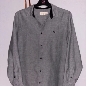 Klassisk skjorta - En klassisk och stilren skjorta från H&M i storlek 170. Det finns en liten slitning på höger axel men annars i väldigt bra skick. Hör av er om mer bilder eller pris👏
