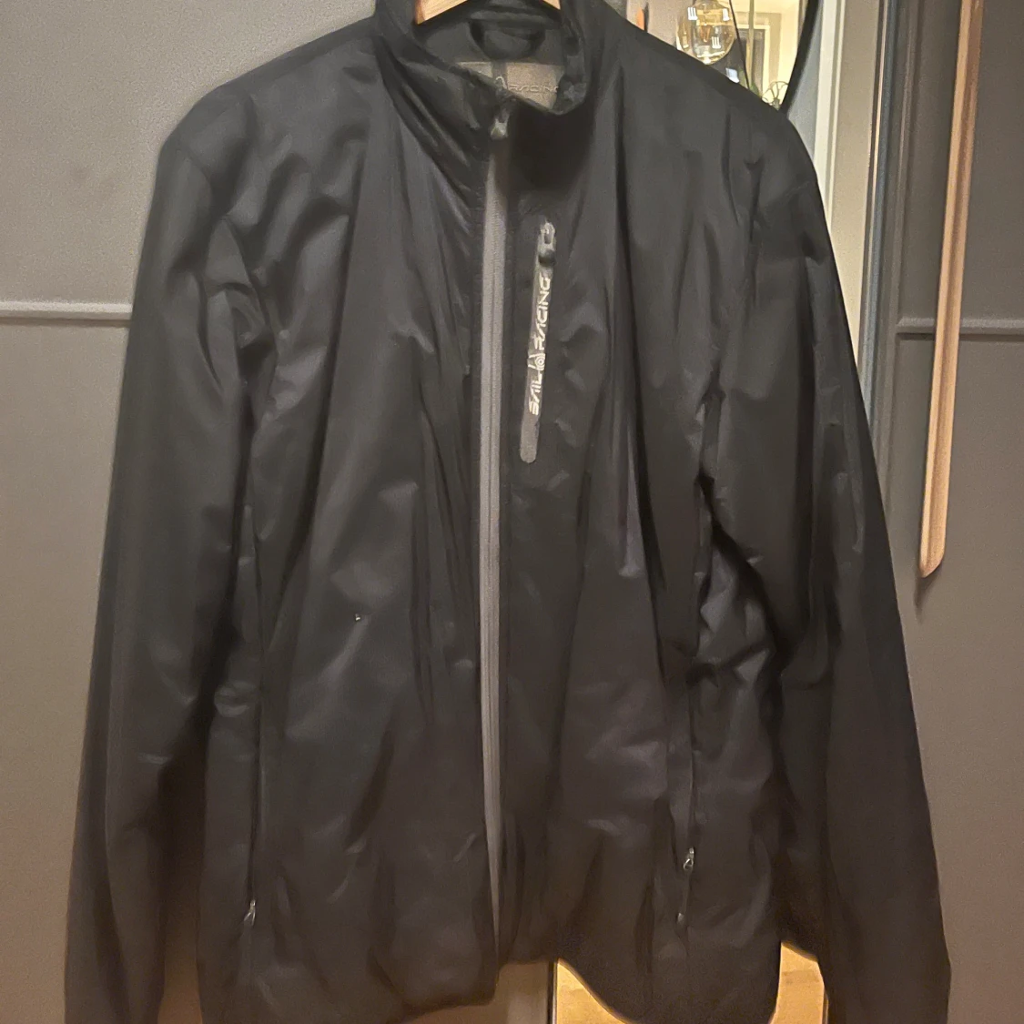 Svart vindjacka från Sail Racing XL