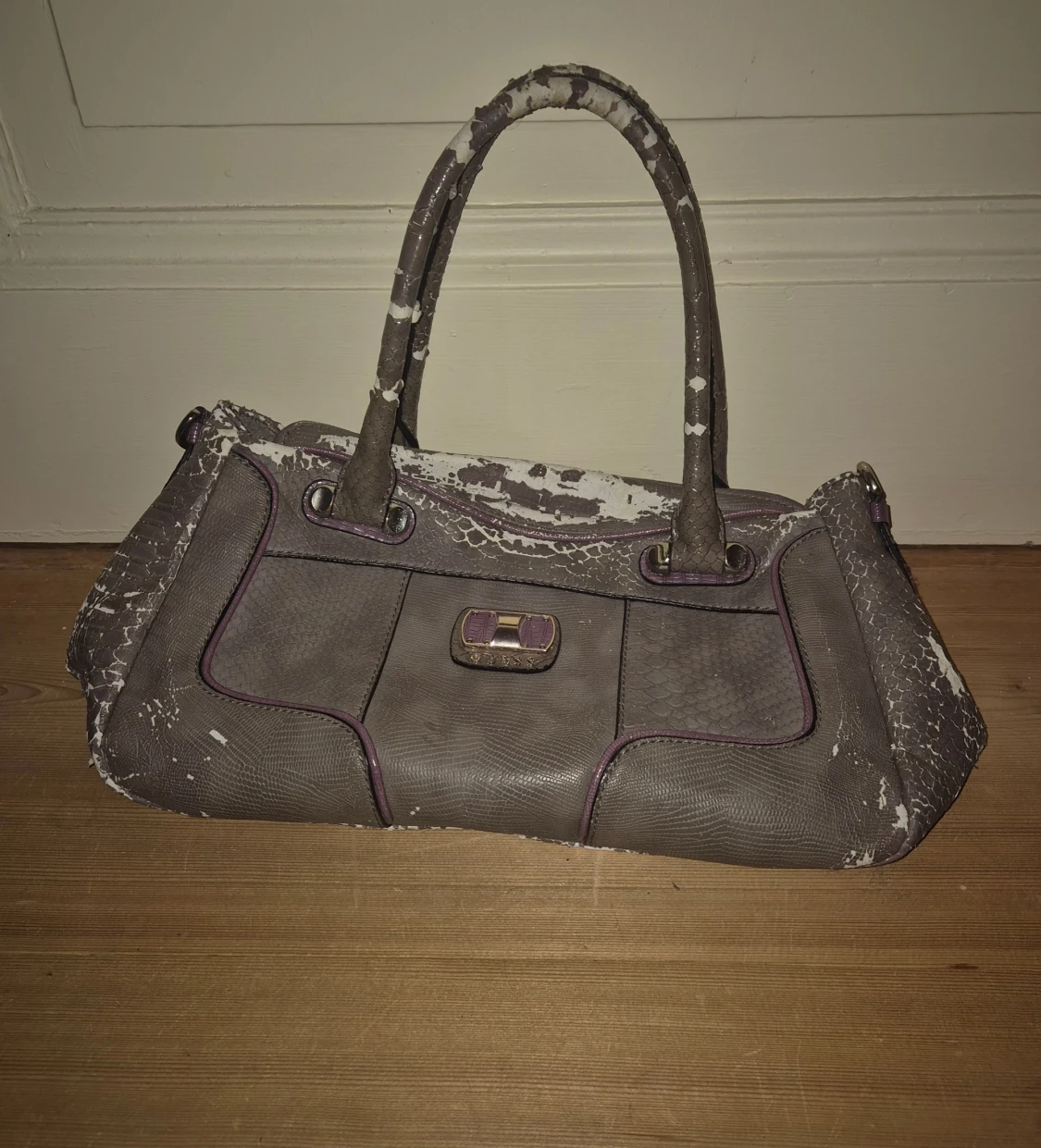 Guess handväska i grått med lila detaljer