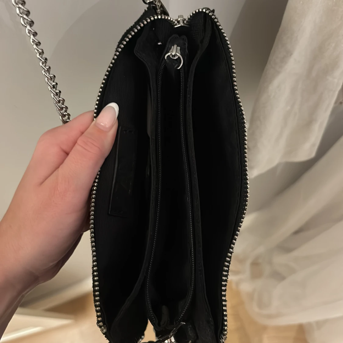Svart axelväska med silverkedja - 4