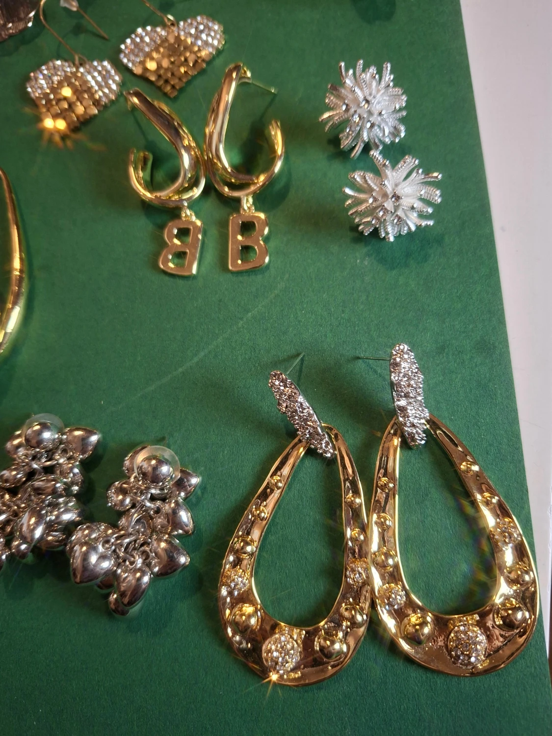 Mix av statement örhängen i guld & silver - 1