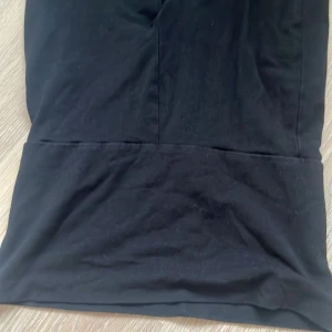 Svarta yoga pants  med utsvängd kant  - Svarta yoga pants  basic och sköna de är i storlek 134/140 från Gina tricot 