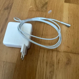 macbook pro magsafe charger - Apple PRO MagSafe 2 laddare för MacBook. Originaladapter med EU-kontakt och magnetisk kontakt. Kabel och kontakt i fint skick, inga synliga skador eller slitage. Perfekt för dig som behöver en extra eller ersättningsladdare till din MacBook Air eller Pro.