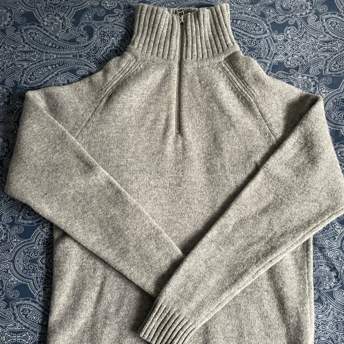 Grå stickad half zip från A Day's March - 2