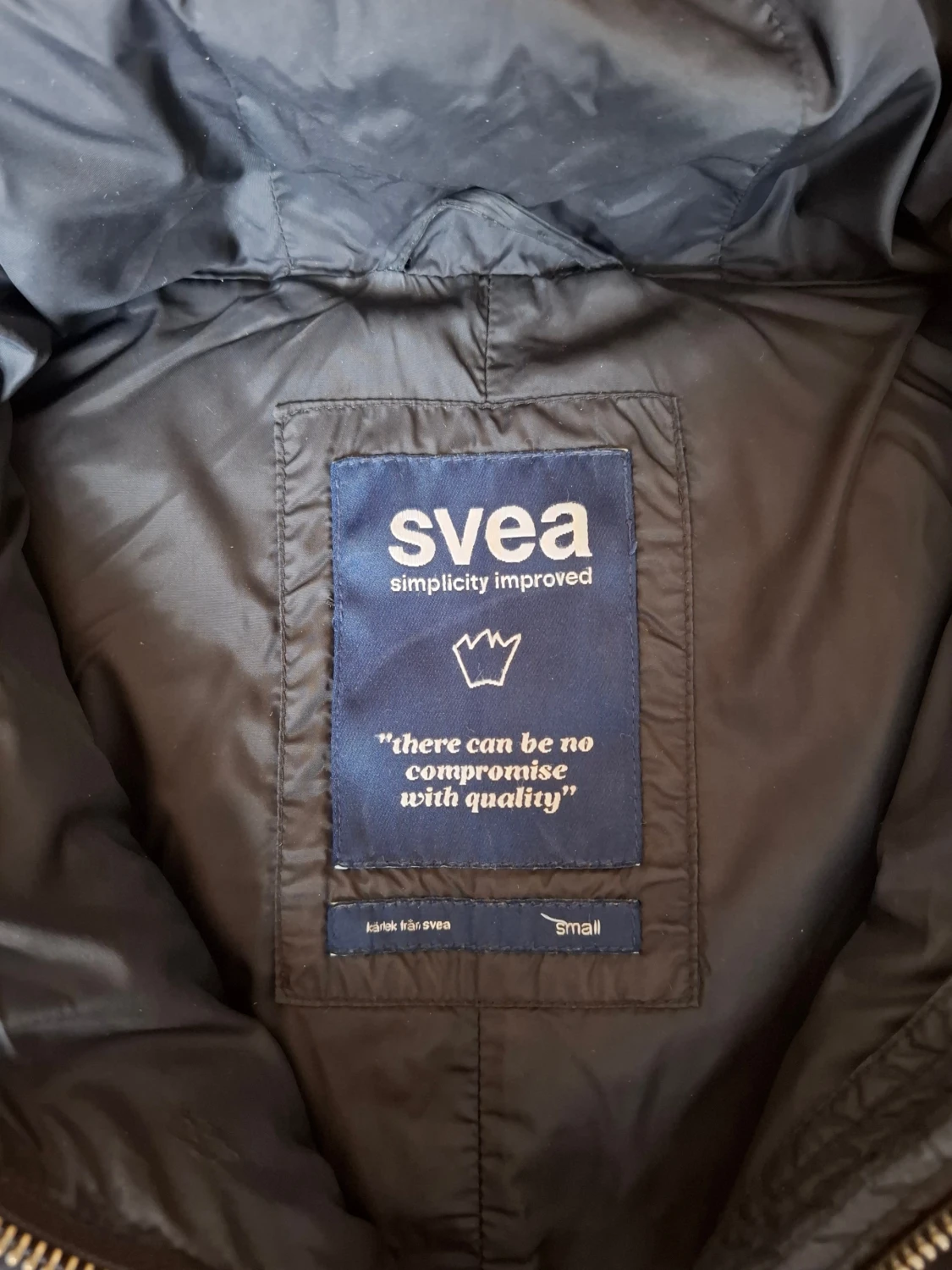 Svart pufferjacka med päls från Svea - 2