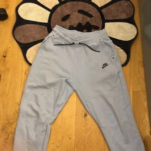 Ljus blå Nike tech mjukisbyxor - TECH! stl 168-170