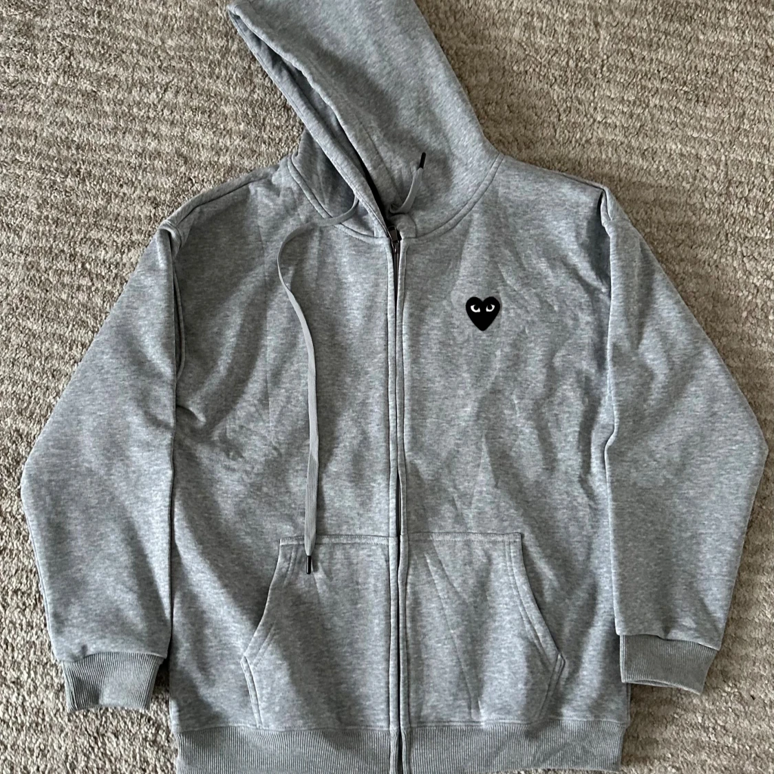 Grå hoodie från Comme des Garçons Play
