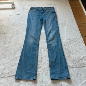 Bootcut jeans från Zara, ljusblå - Se sista bilder för slitage. 