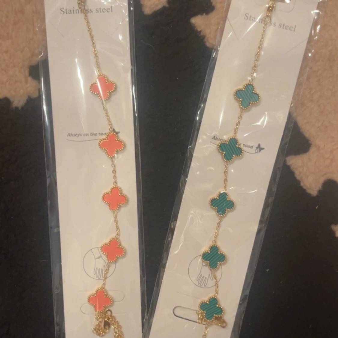 Färgglada fyrklöver armband i guld