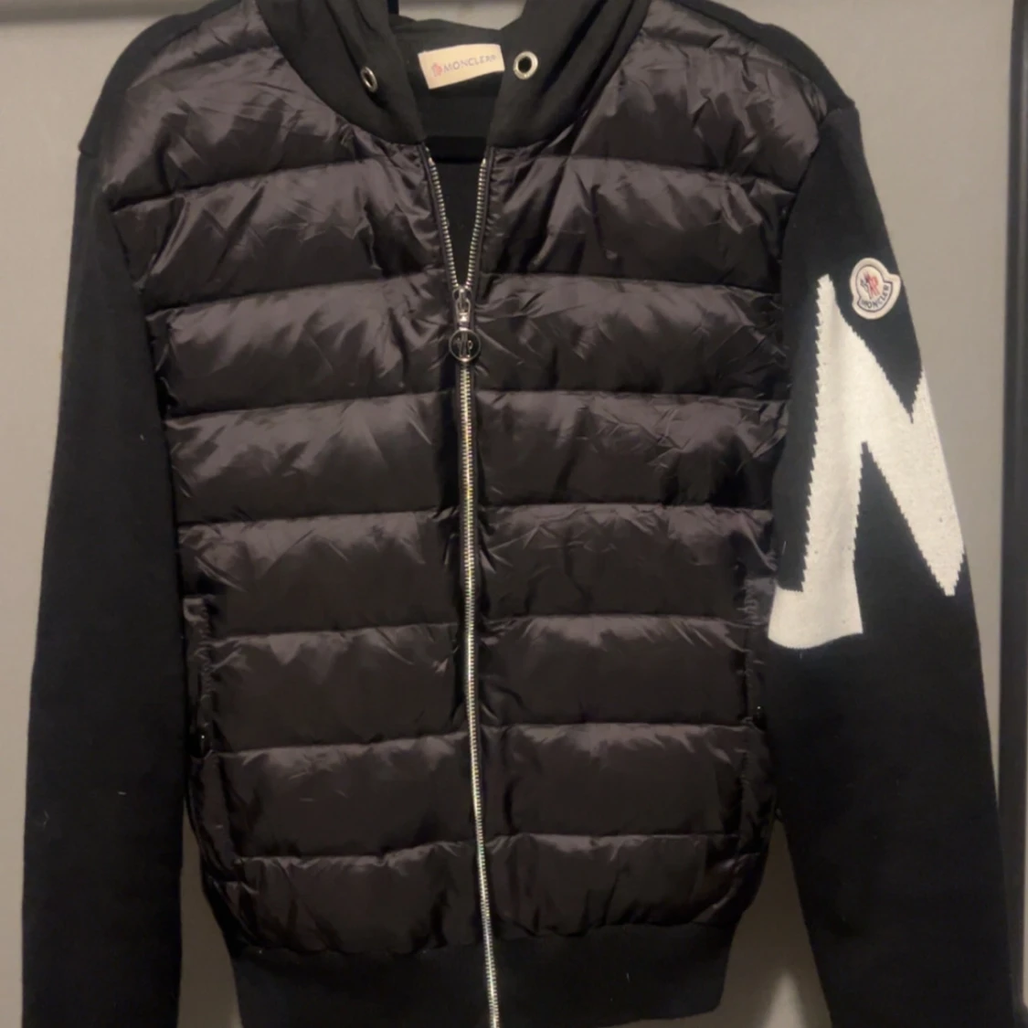 Svart pufferjacka från Moncler