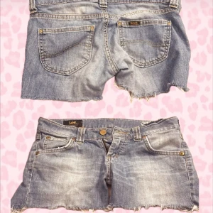 Ljusblå jeansshorts Lee - Säljer ett par ljusblå jeansshorts från Lee med råa, fransiga kanter . Shortsen har gylf med dragkedja och knapp med Lee-logga. Köpta på second hand för länge sen, storlek XS. Och de har lågmidja. Skriv om ni har frågor💕